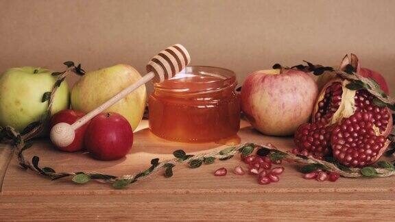 罗什的新年快乐蜂蜜苹果和石榴即食