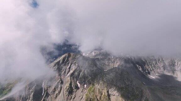 落基山脉位于高加索山脉的山脊之上