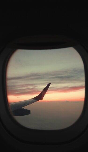日落时商用飞机的乘客窗口
