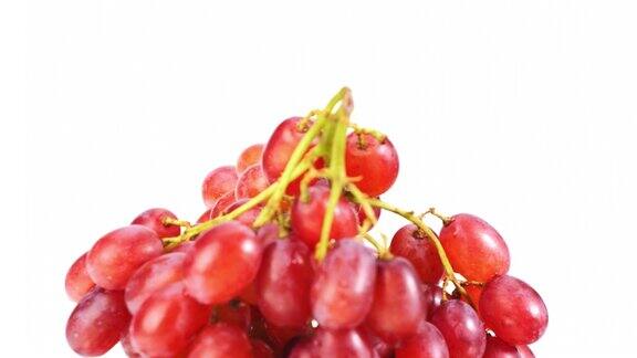 白桌子上有一串红葡萄
