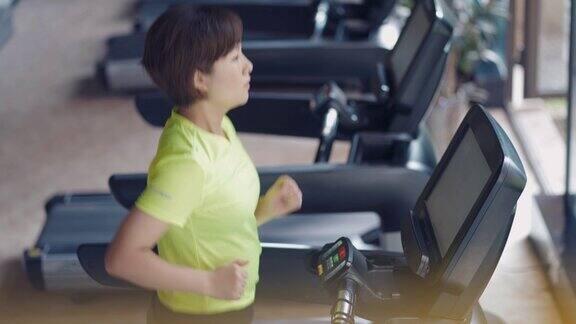 女性在跑步机上跑步新常态与现代健身房
