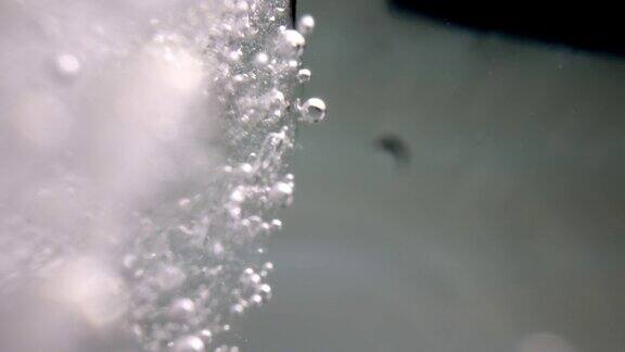 气泡和冰的视频微距极端特写