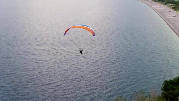 空中跟随滑翔伞在海上与山和绿色的观点2