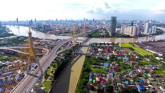 泰国曼谷普密蓬大桥和交通的鸟瞰图