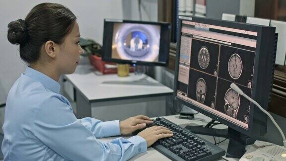 中国放射科护士使用计算机进行核磁共振扫描