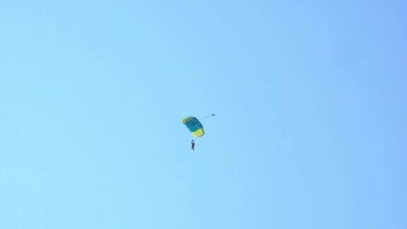 串联跳伞跳伞者的剪影在蔚蓝的天空中飞行