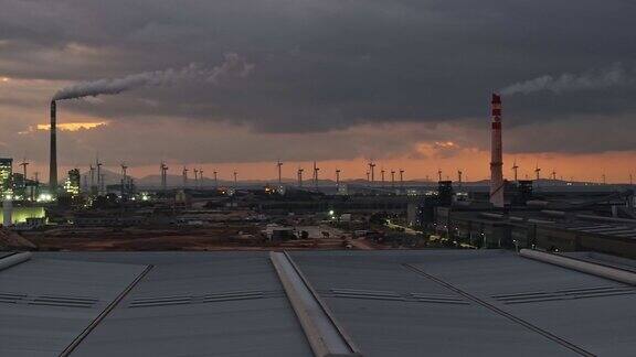 日出前的工厂屋顶太阳能发电厂