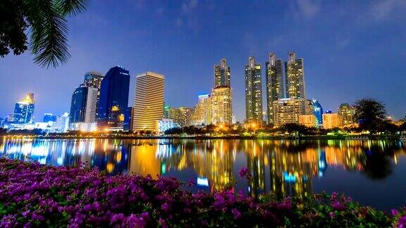 曼谷城市夜景的延时在Benjakitti公园曼谷泰国