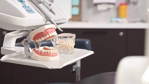 牙科椅的白色托盘上的下巴模型