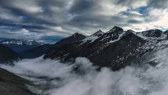 阳光穿透云层雪山就像魔鬼的王国