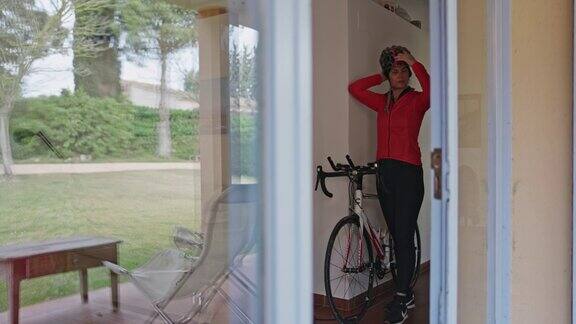西班牙女性铁人三项运动员离家骑自行车健身