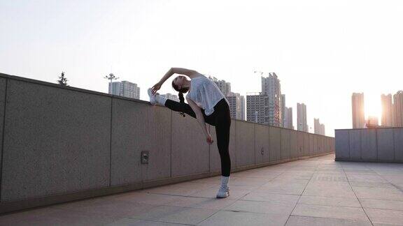 中国女运动员清晨在户外锻炼