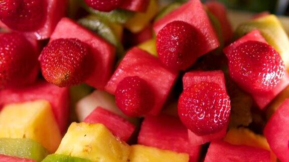 串上水果串浆果串草莓西瓜猕猴桃菠萝甜瓜美味的自助餐餐桌夏季宝宝派对朋友会议饮食给自己美味的好处维生素