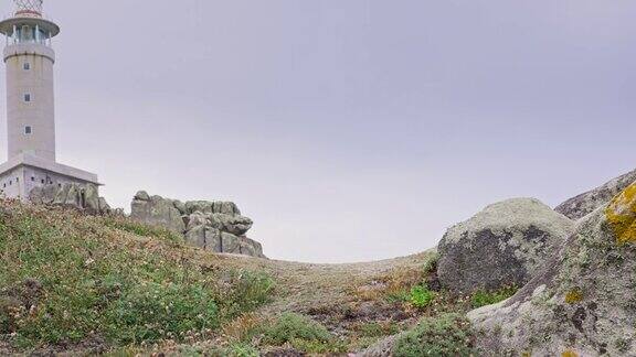 西班牙加利西亚海岸线上的PuntaNariga灯塔全景