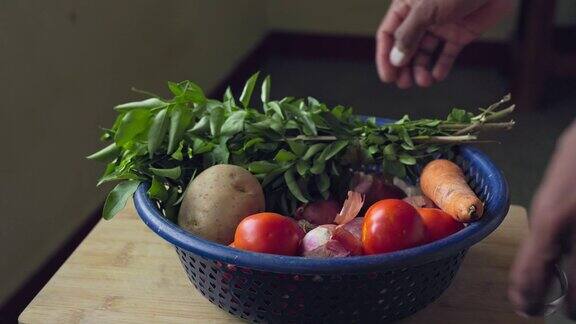 一个装满新鲜蔬菜的篮子被放在桌子上