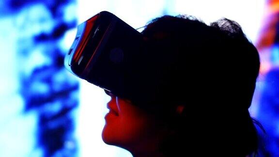 年轻女子使用交互式虚拟现实头盔眩晕和享受虚拟现实