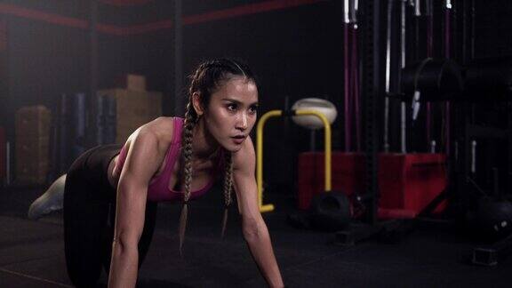 健身女子在健身房刻苦训练强健肌肉