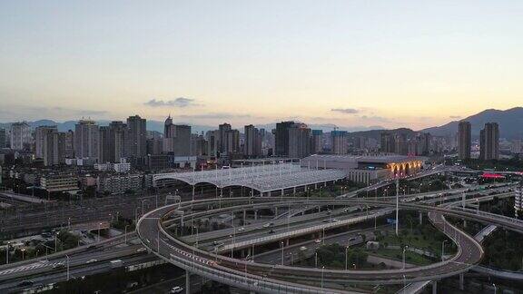 日落时分城市高架立交桥的实时拍摄