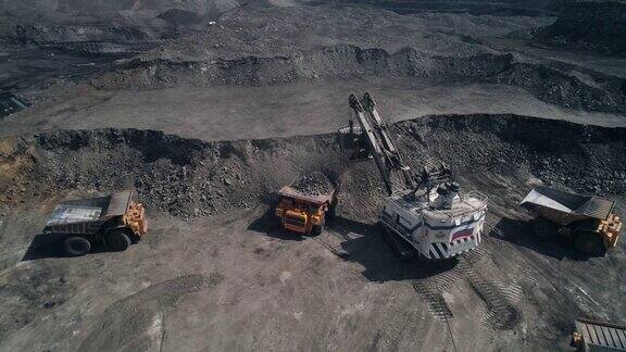 从大型自卸车到挖掘机的装载队列露天煤矿开采