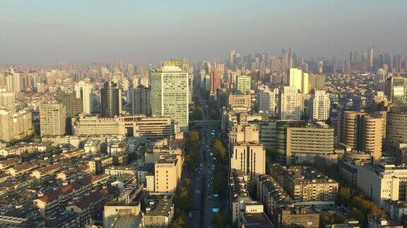 杭州市日落光飞行交通街道航拍全景4k中国