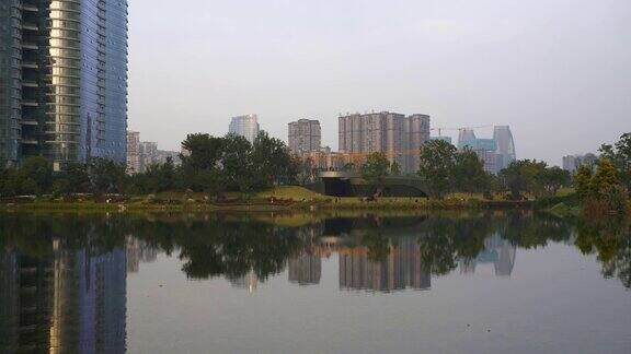 日落时分成都著名的现代公寓住宅湖畔全景4k中国