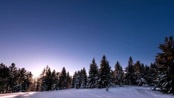 极光的时间在冬季的山上流逝