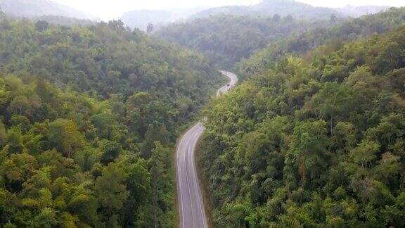 鸟瞰图美丽的高速公路通过森林和山谷泰国