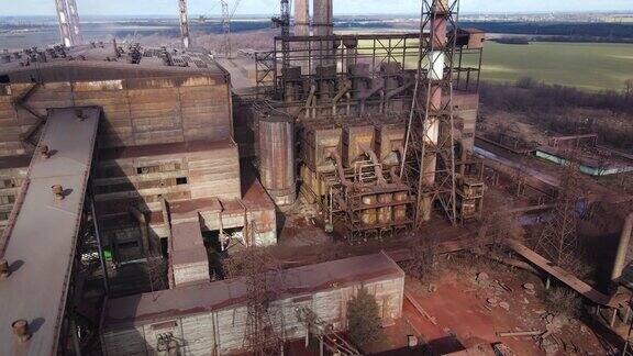 无人机拍摄的钢铁厂管道航拍画面在冶金厂的上空一团烟雾正从烟囱里冒出来