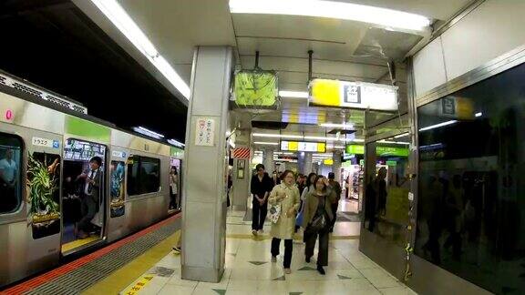 4KHyperLapse:高峰时段香港地铁站内一群匿名人群在上车前排队