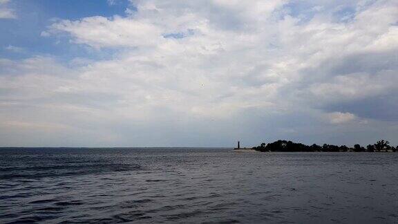 城市景观和在多云的天空和河流阳光蓝天神秘的云朵在河上低飞