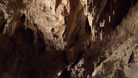 洞穴里的钟乳石