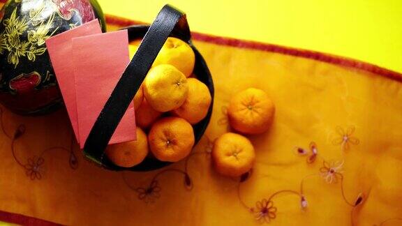 多汁的橘子在传统的篮子和红色的背景红包