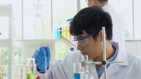 科学家或生物学家在研究实验室工作摇摄