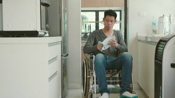 残疾人坐在家里的轮椅上