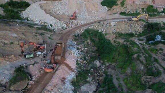 往下看挖掘机正在建筑工地修路