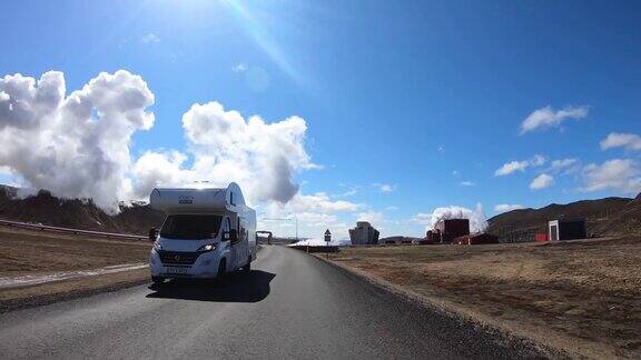 汽车在冰岛HverirMyvatn地热地区的地热设施中行驶地热设施中有沸腾的泥浆池和冒热气的喷气孔