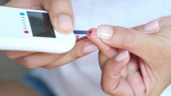 人手检查糖尿病和高血糖监测仪与数字压力计保健和医疗概念