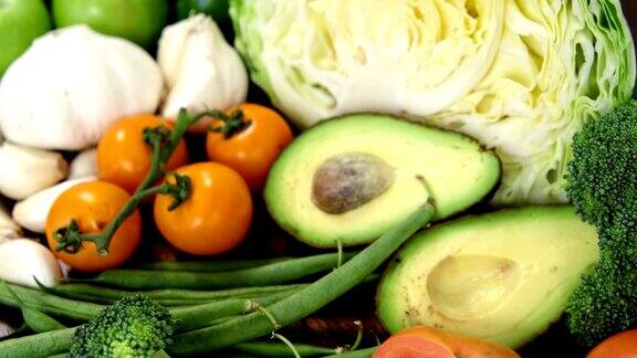各种新鲜蔬菜和水果
