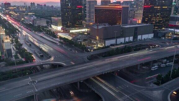 多路高速公路和立交桥高峰时间的交通白天到晚上的过渡北京中国