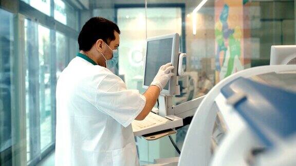 实验室技术员将数据输入血液分析仪