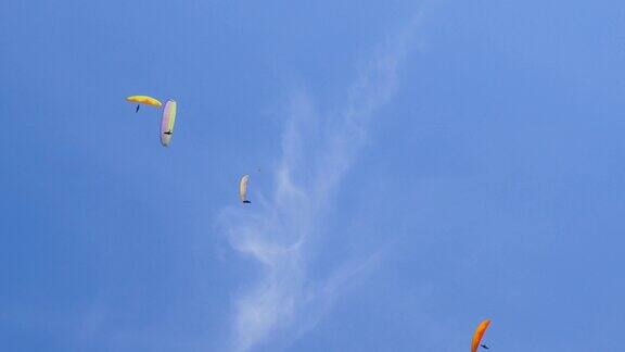 一群滑翔伞在蓝天的背景下飞行