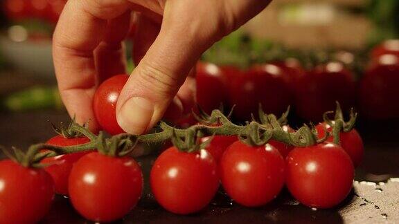 4K慢镜头-女人手拿洗过的番茄
