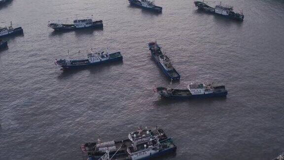 浙江台州海上的渔船