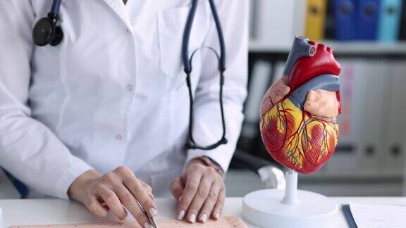 心脏医生检查心电图背景人工心脏模型4k电影慢动作