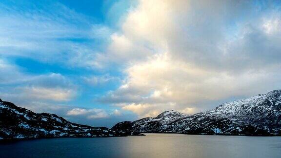 日落时的挪威峡湾