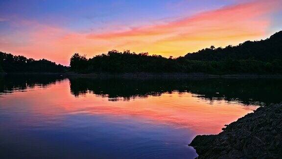 美丽的湖泊自然风光日落