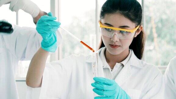 在实验室里使用吸管的女科学家