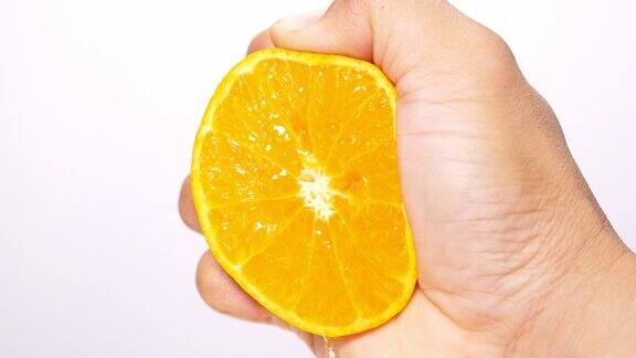 用手挤橘子汁