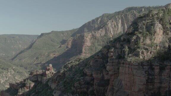 塞多纳亚利桑那州沿着红色岩石悬崖与红色岩石景观背景在蓝天晴朗的日子