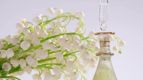 有机油精花产品香水从化妆吸液器滴到装有香水的玻璃瓶里